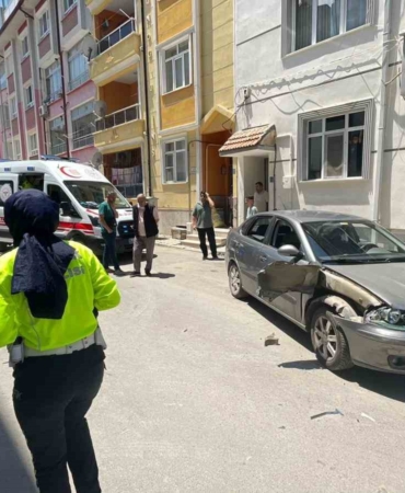 motosiklet-hareket-eden-otomobile-carpti-anne-ile-kizinin-yaralandigi-kaza-kameraya-yansidi-bjFOkJgf.jpg