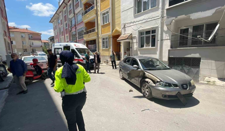 motosiklet-hareket-eden-otomobile-carpti-anne-ile-kizinin-yaralandigi-kaza-kameraya-yansidi-bjFOkJgf.jpg
