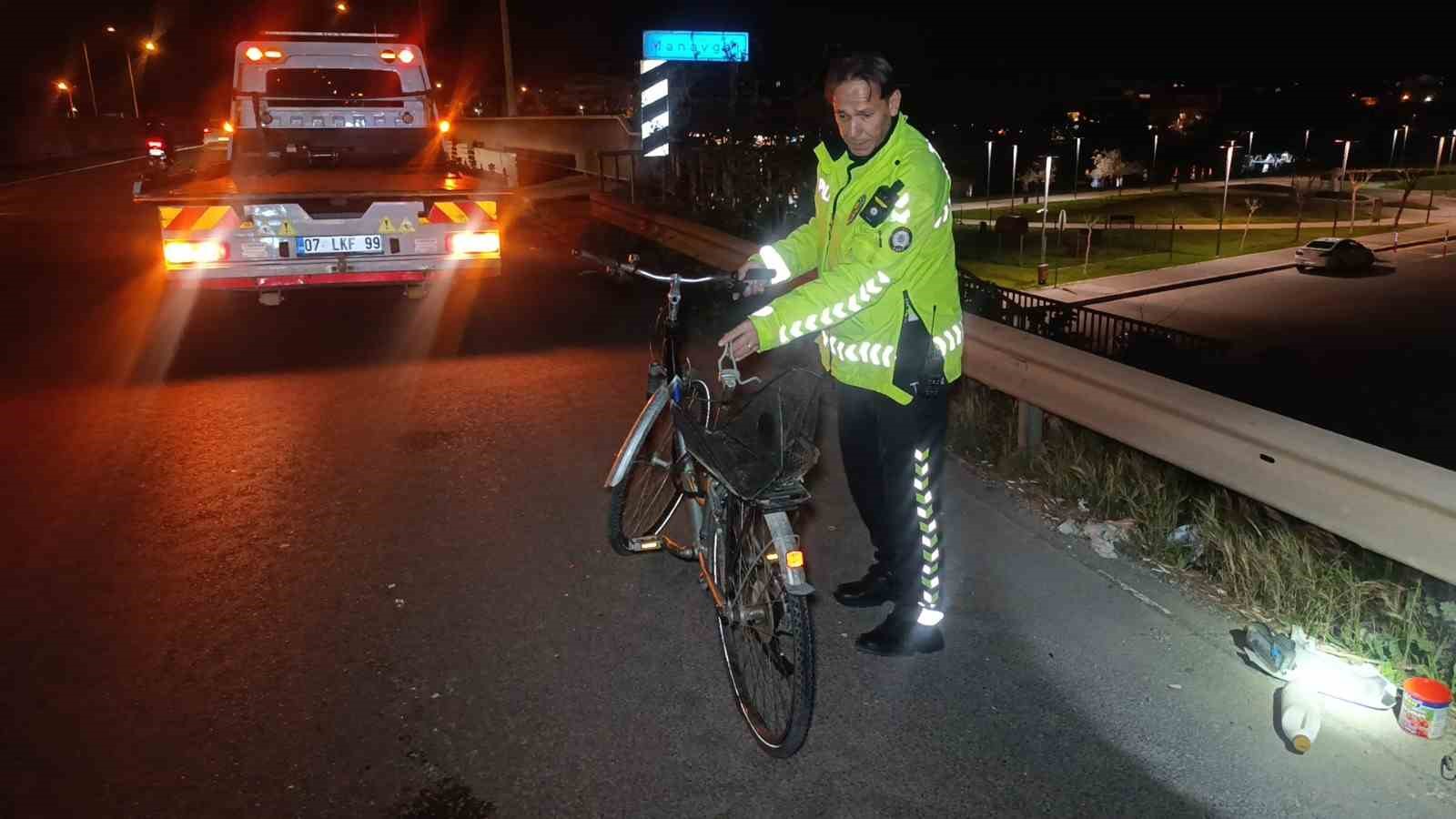 motosiklet ile bisiklet carpisti 2 agir yarali 3 BwkVJHc1