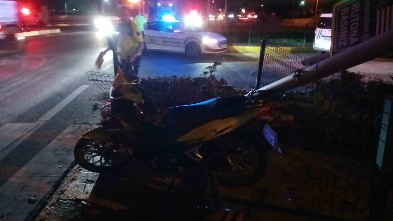 motosiklet ile carpisan otomobil takla atarak ters dondu 1i agir 4 yarali 1 X7L8IZiT