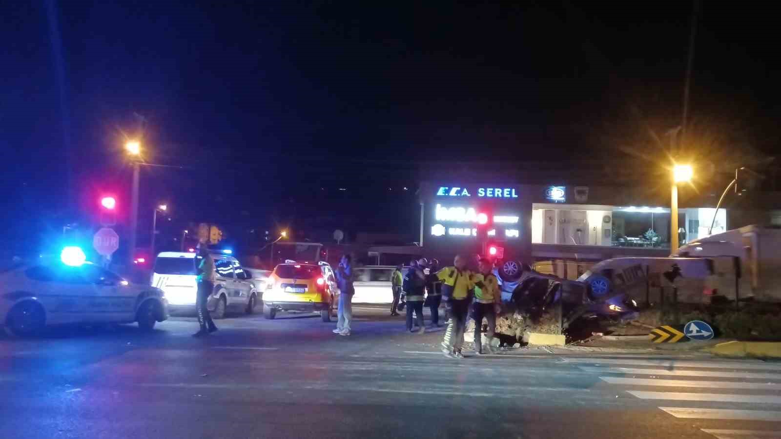 motosiklet ile carpisan otomobil takla atarak ters dondu 1i agir 4 yarali 2 MufdHJes