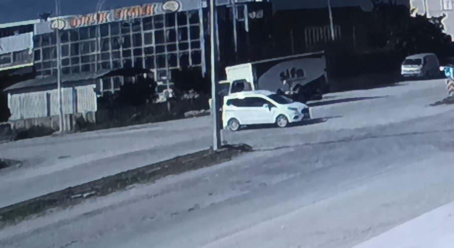 motosiklet ile hafif ticari arac carpisti 1 yarali 1 Jy2AFt3T