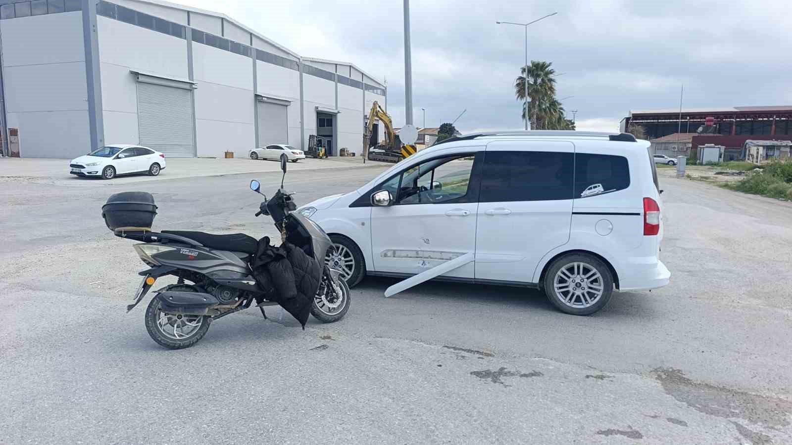 motosiklet ile hafif ticari arac carpisti 1 yarali 3 8uhRr7O4