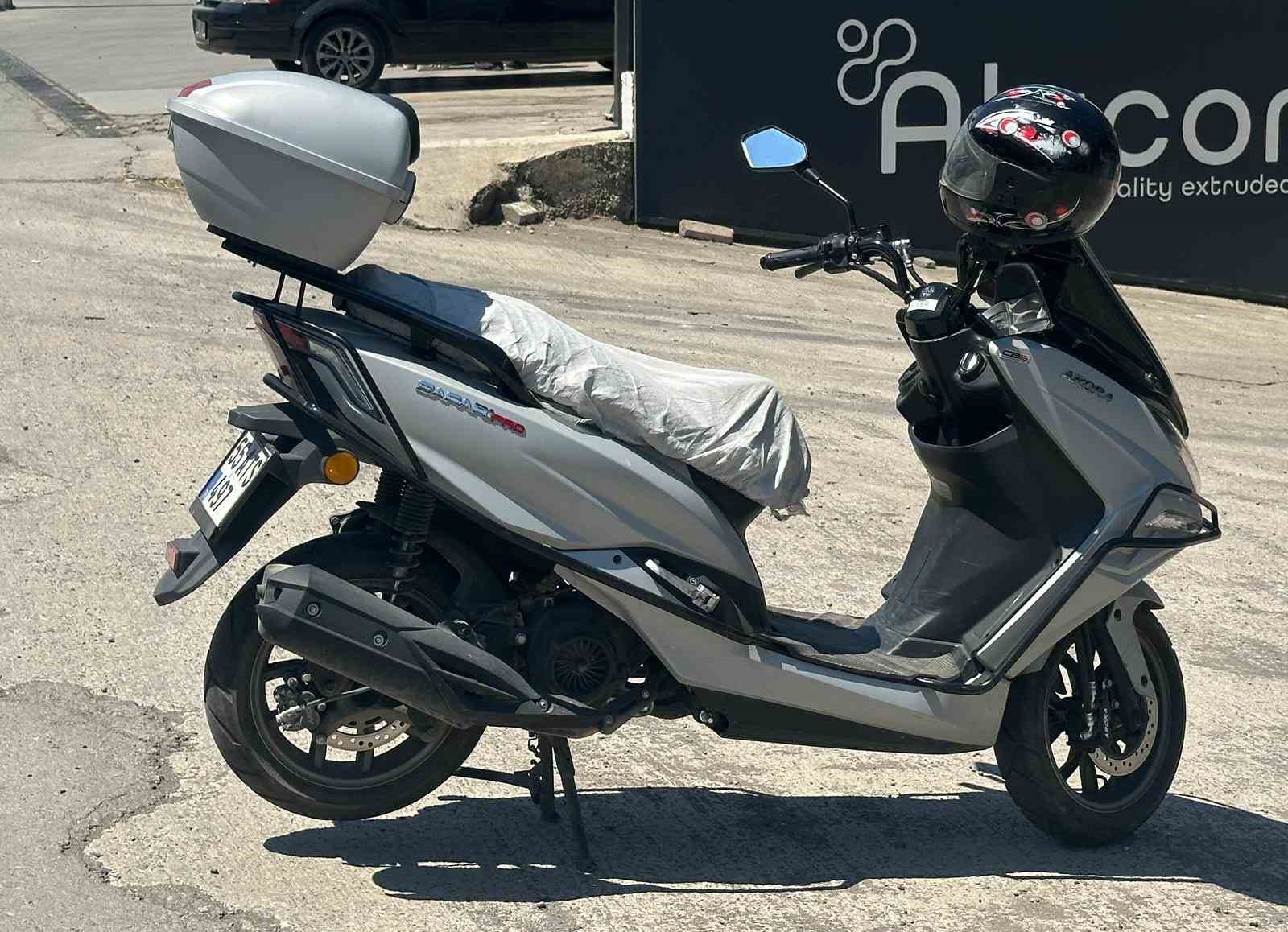 motosiklet ile is makinesi tasiyan tir carpisti 1 yarali 0 VmkcLPPy