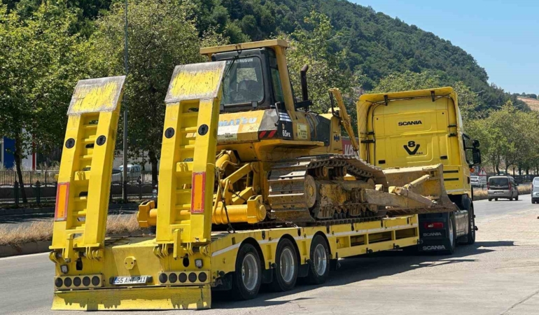 motosiklet-ile-is-makinesi-tasiyan-tir-carpisti-1-yarali-wRxhKYeI.jpg