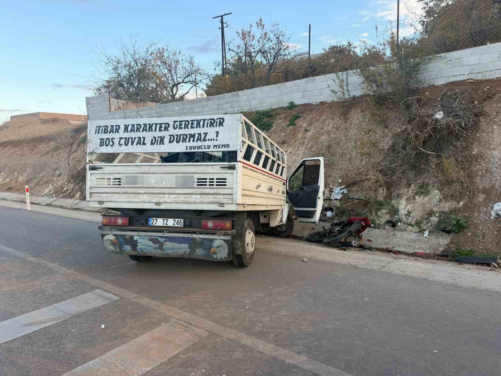 motosiklet ile kamyonet carpisti 1 olu 0 tLPGlGvI