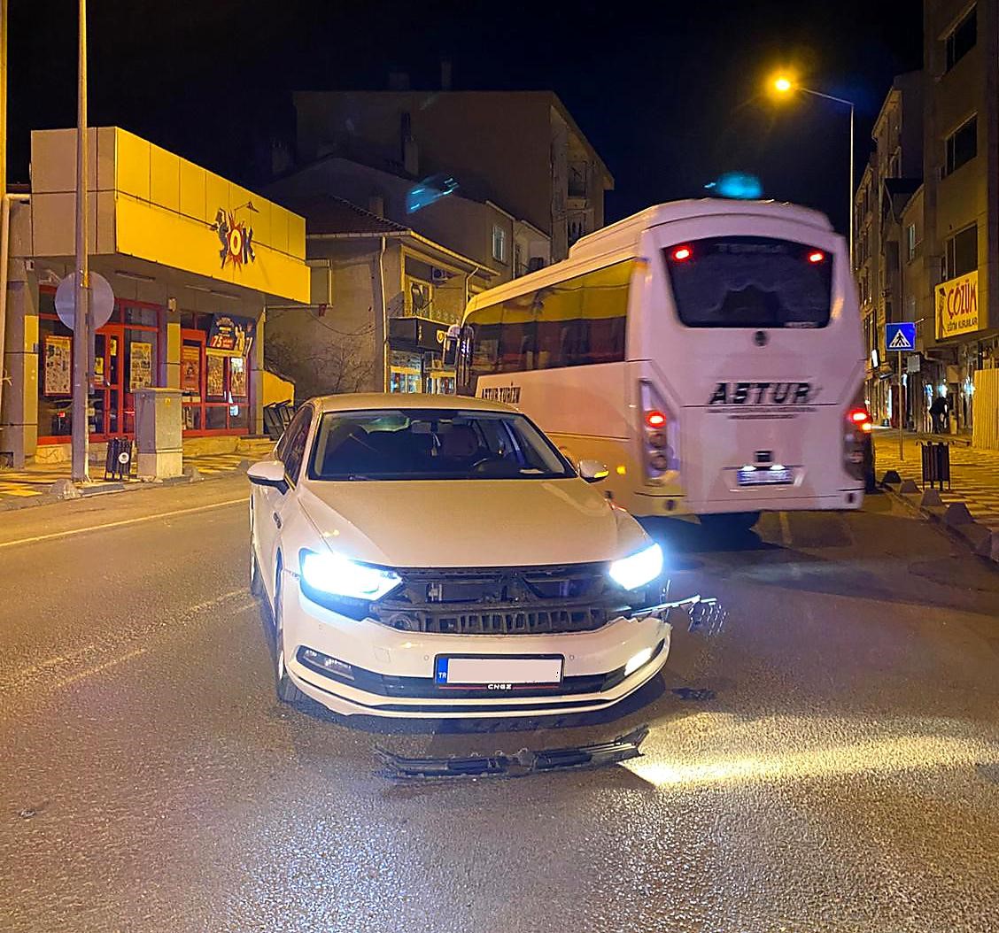 motosiklet ile otomobil carpisti 1 yarali 1 lhnWhJ4S