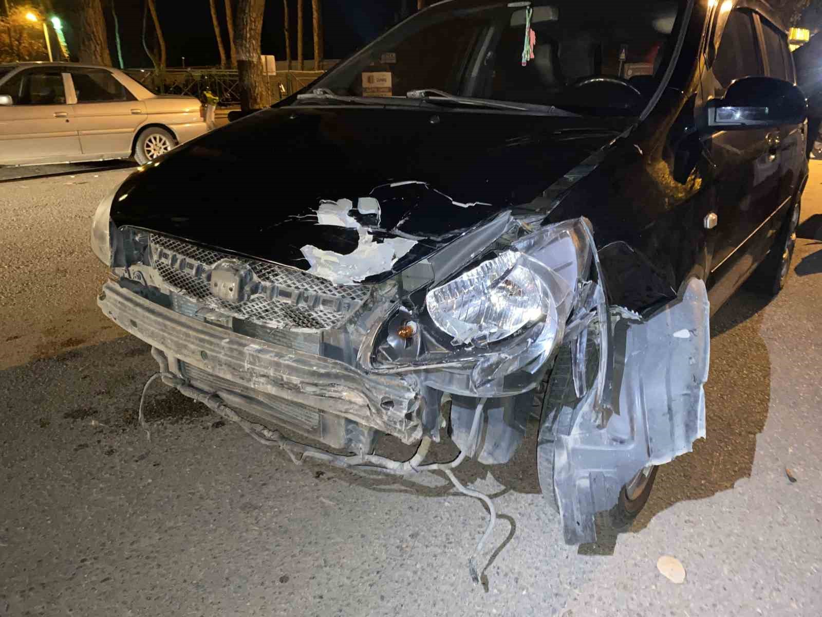 motosiklet ile otomobil carpisti 2 genc yaralandi 0 lqyleFyO