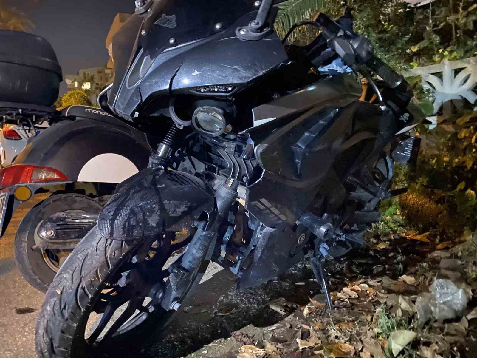 motosiklet ile otomobil carpisti 2 genc yaralandi 1