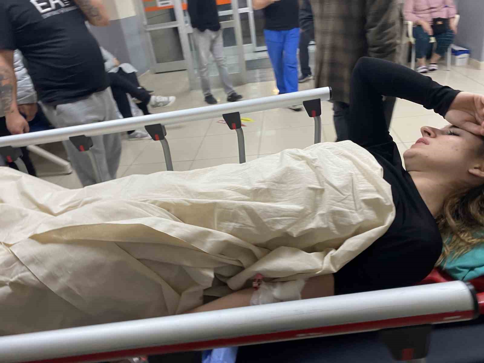 motosiklet ile otomobil carpisti 2 genc yaralandi 2 H9U86BmP