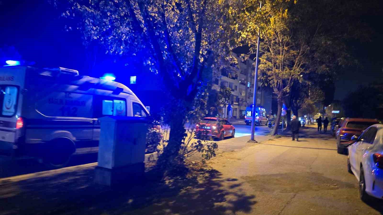 motosiklet ile otomobil carpisti 2 genc yaralandi 4 PINcJGCW
