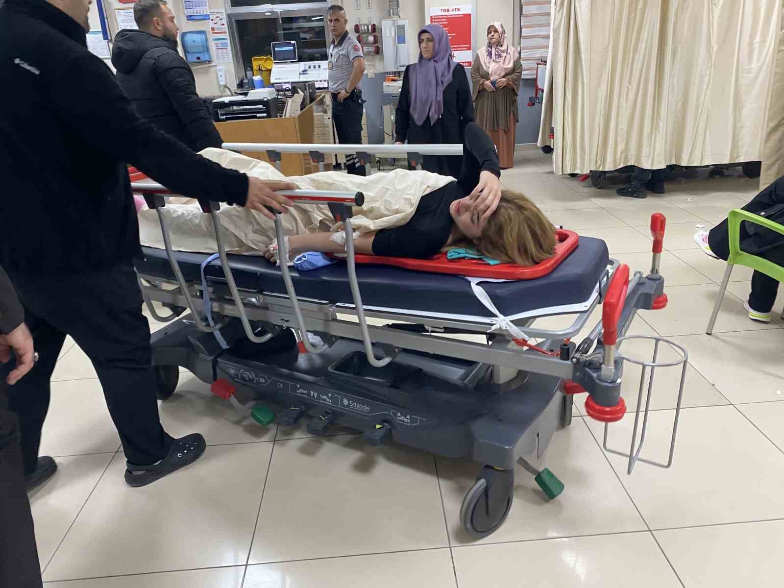 motosiklet ile otomobil carpisti 2 genc yaralandi 5 hIZzmfej
