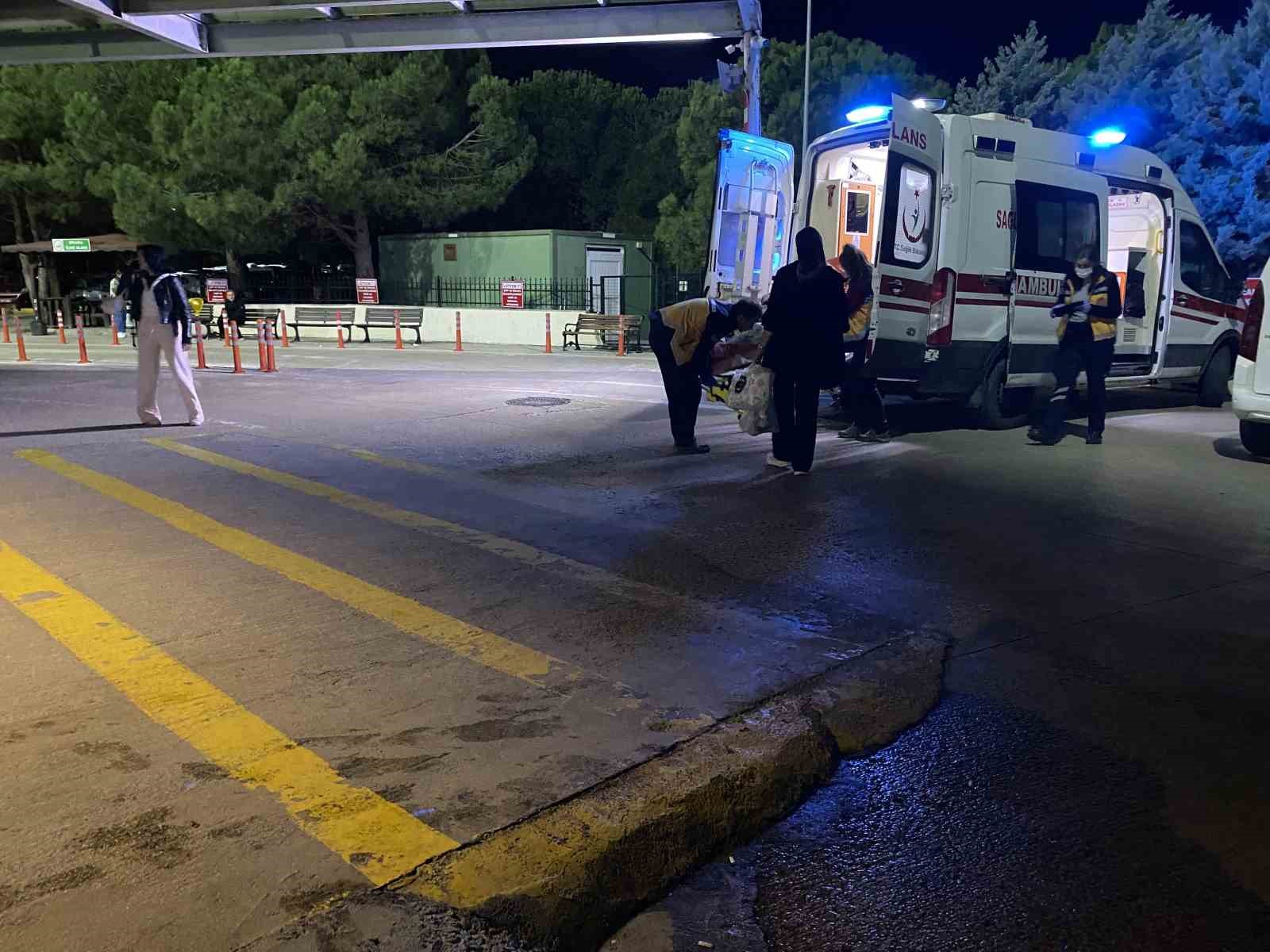 motosiklet ile otomobil carpisti 2 genc yaralandi 6 Qe7GICEa