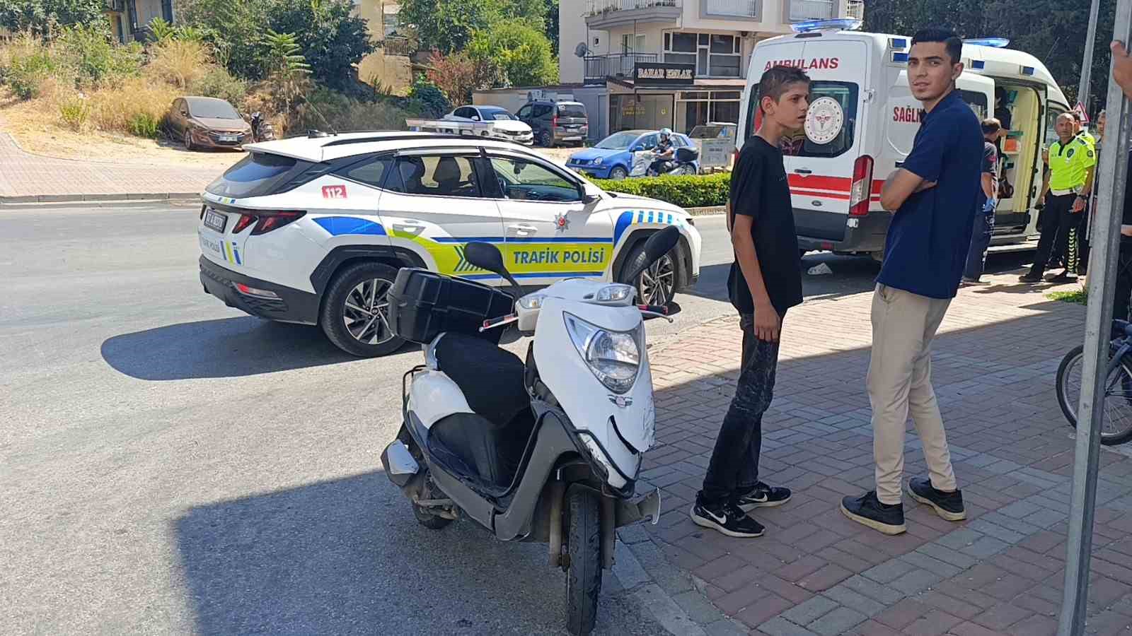 Motosiklet ile otomobil çarpıştı: 2 yaralı 4 motosiklet ile otomobil carpisti 2 yarali 0