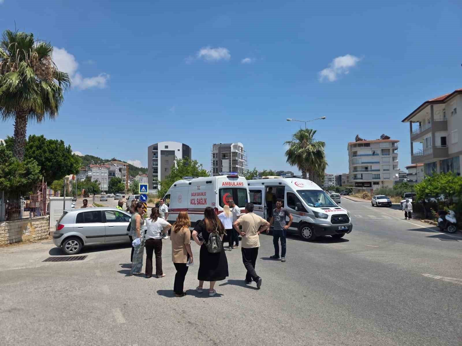 Motosiklet ile otomobil çarpıştı: 2 yaralı 5 motosiklet ile otomobil carpisti 2 yarali 1 7cZl8BsS