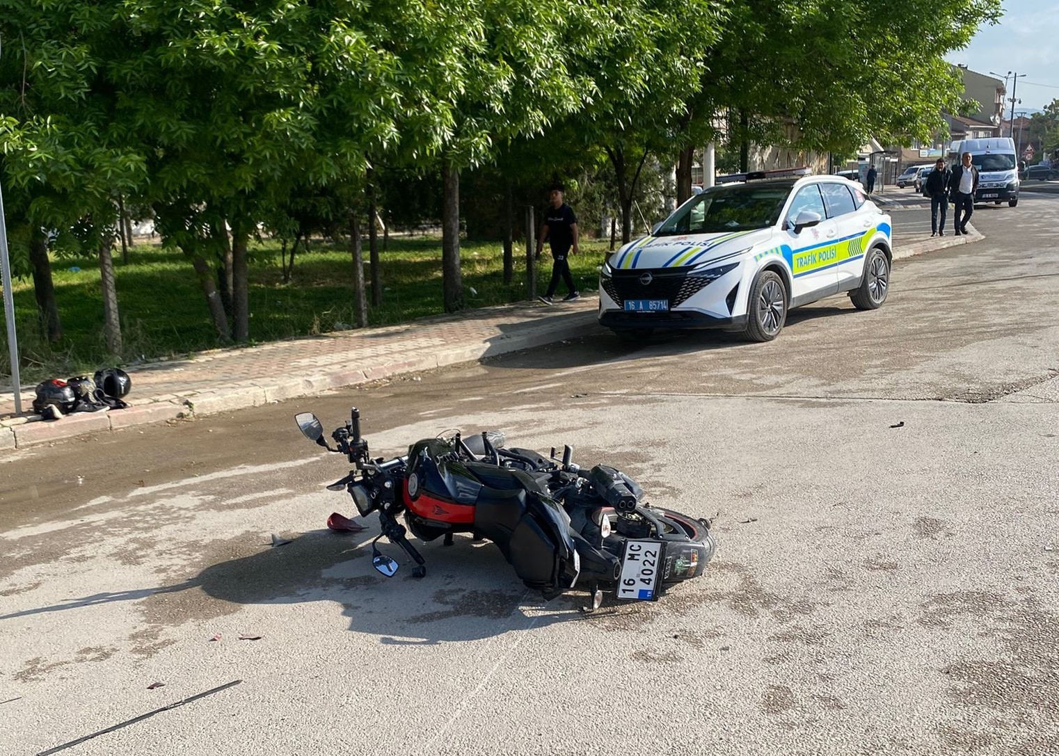 motosiklet ile otomobil carpisti 5 yarali 2 kWrmavS5