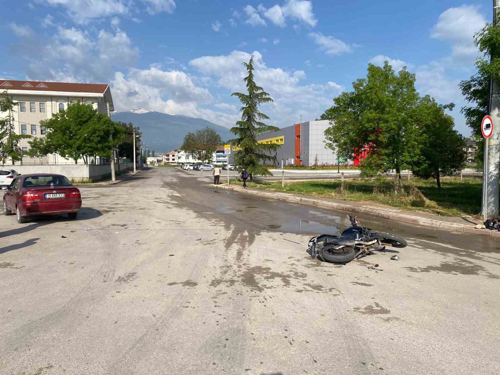 motosiklet ile otomobil carpisti 5 yarali 3 azjFDurn
