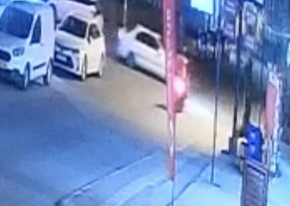 motosiklet ile otomobilin carpismasi kameraya yansidi 0 IvaWXufe