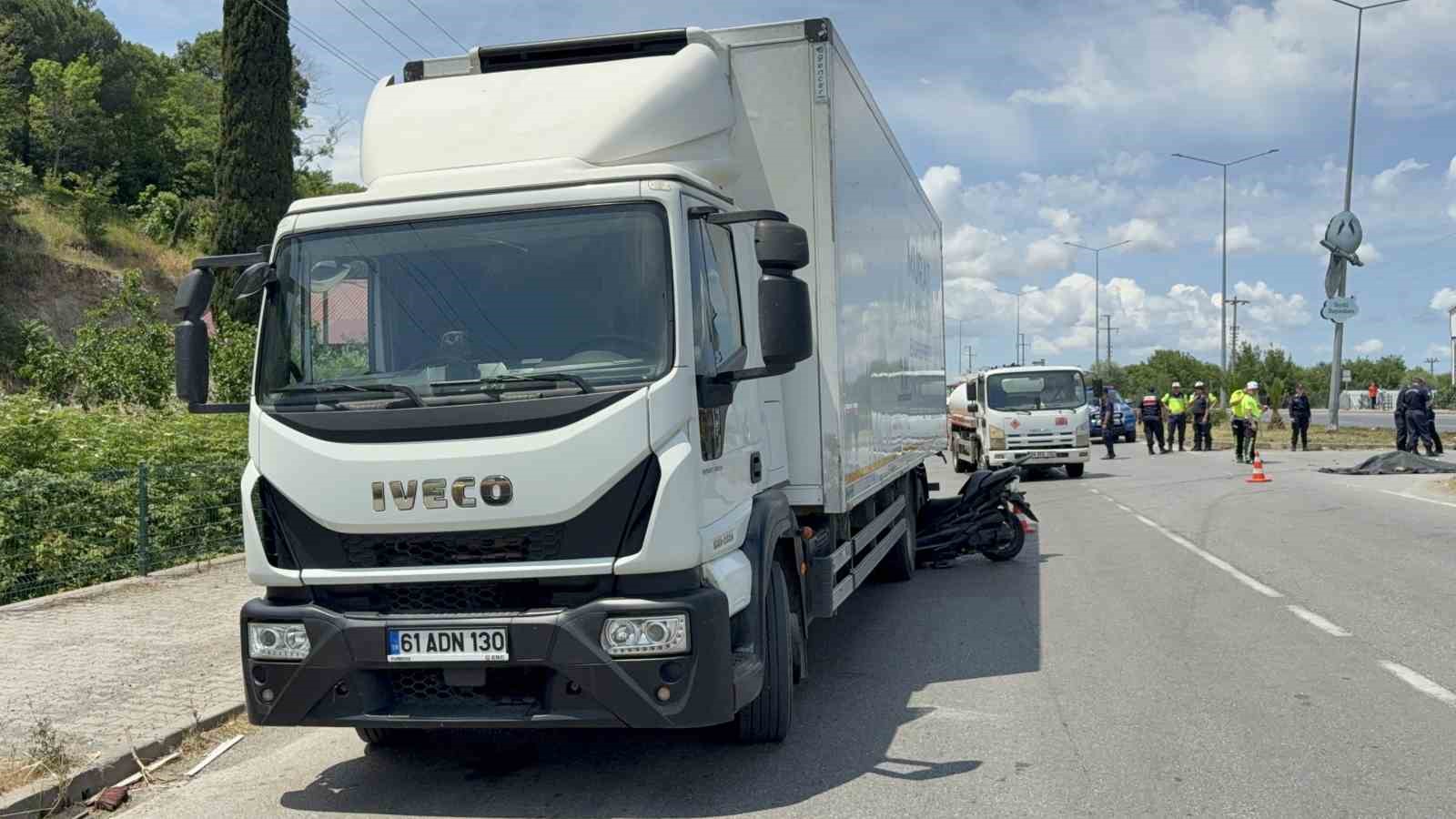 Motosiklet kamyonun tekerleri arasına ok gibi saplandı: Emekli komiser yardımcısı hayatını kaybetti 5 motosiklet kamyonun tekerleri arasina ok gibi saplandi emekli komiser yardimcisi hayatini kaybetti 1 y3WrvjnY