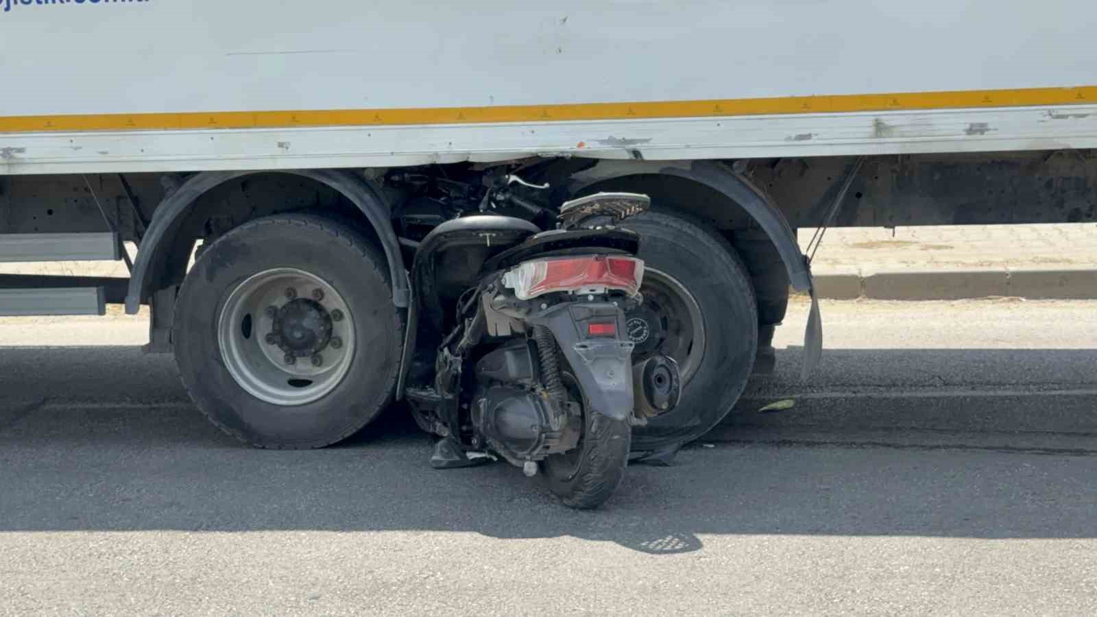 Motosiklet kamyonun tekerleri arasına ok gibi saplandı: Emekli komiser yardımcısı hayatını kaybetti 9 motosiklet kamyonun tekerleri arasina ok gibi saplandi emekli komiser yardimcisi hayatini kaybetti 5