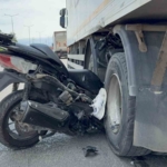 motosiklet-kamyonun-tekerleri-arasina-ok-gibi-saplandi-emekli-komiser-yardimcisi-hayatini-kaybetti-rSX1cVjt.jpg