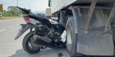 motosiklet-kamyonun-tekerleri-arasina-ok-gibi-saplandi-emekli-komiser-yardimcisi-hayatini-kaybetti-rSX1cVjt.jpg