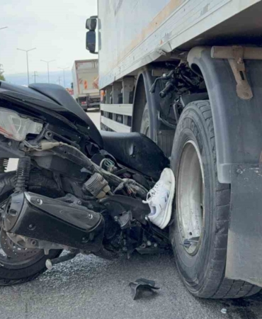 motosiklet-kamyonun-tekerleri-arasina-ok-gibi-saplandi-emekli-komiser-yardimcisi-hayatini-kaybetti-rSX1cVjt.jpg