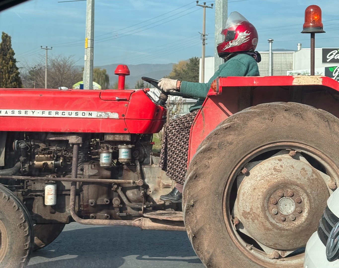 motosiklet kaskiyla traktor kullanan kadin sosyal medyada buyuk begeni topladi 0 2gkkZMXY