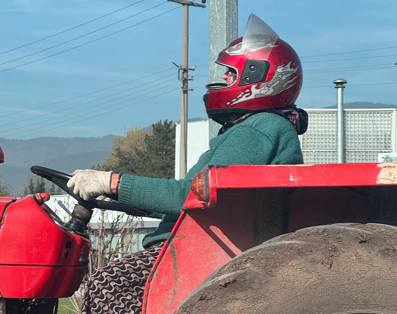 motosiklet kaskiyla traktor kullanan kadin sosyal medyada buyuk begeni topladi 1 ACUSBDv8