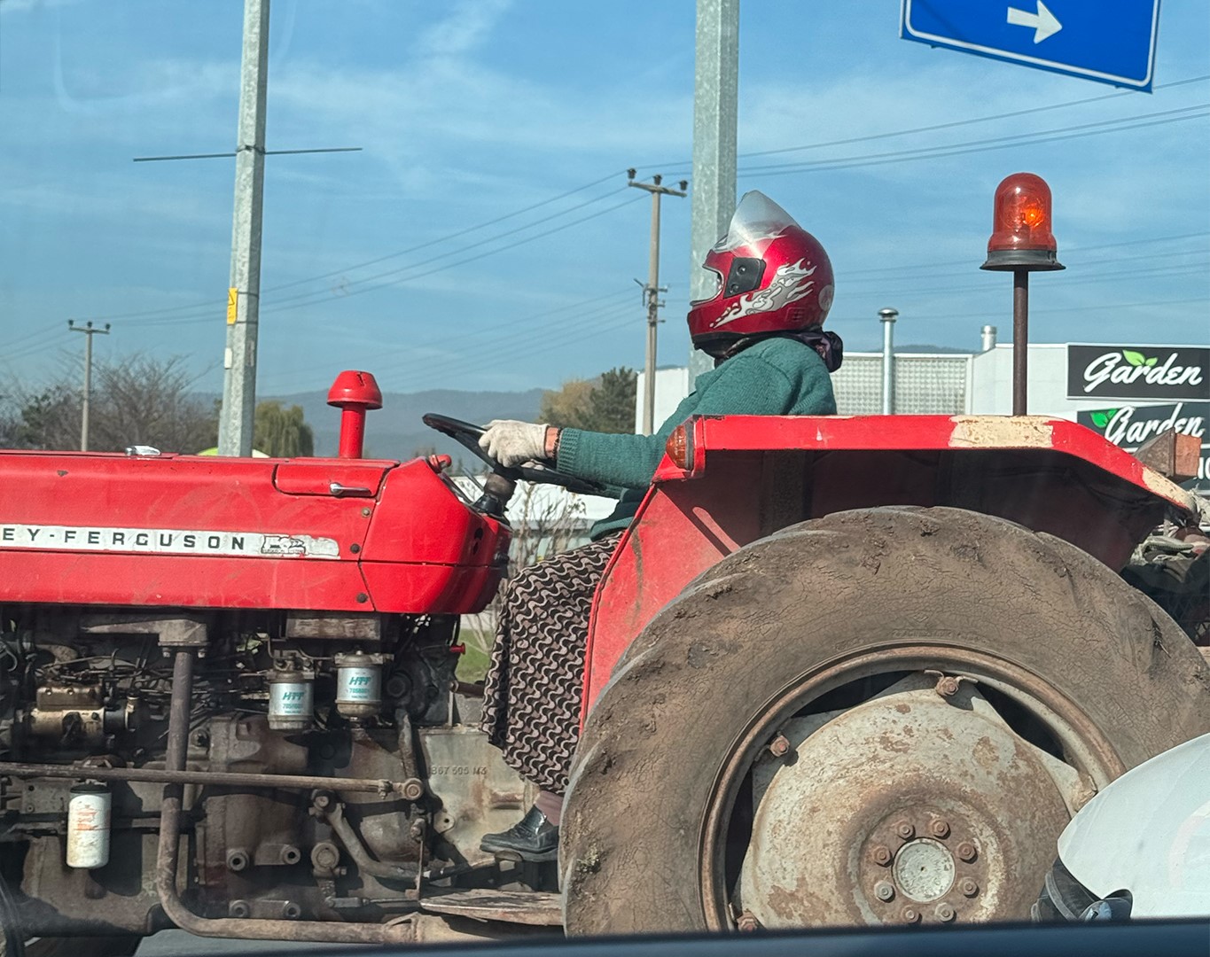 motosiklet kaskiyla traktor kullanan kadin sosyal medyada buyuk begeni topladi 2 4KbzmI9G