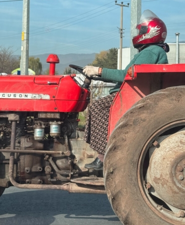 motosiklet-kaskiyla-traktor-kullanan-kadin-sosyal-medyada-buyuk-begeni-topladi-V8M4yyBQ.jpg