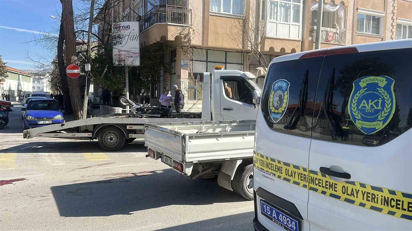 motosiklet kavsaga kontrolsuz girerek otomobile carpti 1i agir 2 yarali 1