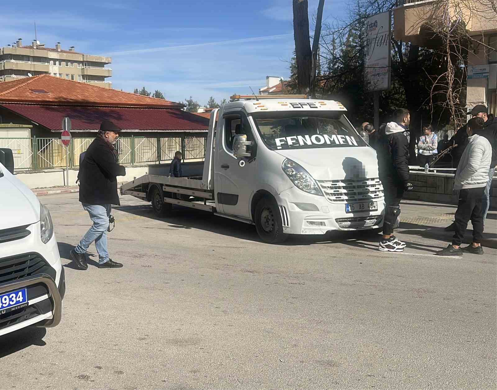 motosiklet kavsaga kontrolsuz girerek otomobile carpti 1i agir 2 yarali 3 IzdSpJ2w