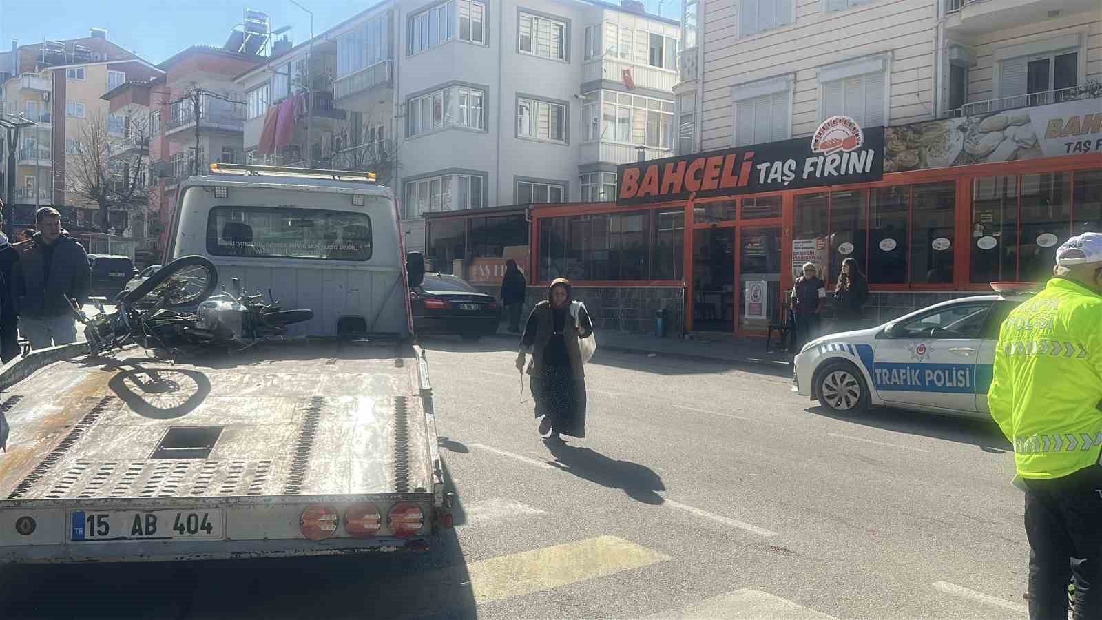 motosiklet kavsaga kontrolsuz girerek otomobile carpti 1i agir 2 yarali 4 Icr5ABYQ