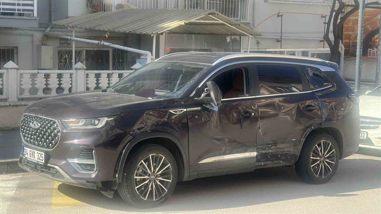 motosiklet kavsaga kontrolsuz girerek otomobile carpti 1i agir 2 yarali 5 2T4j7pzX
