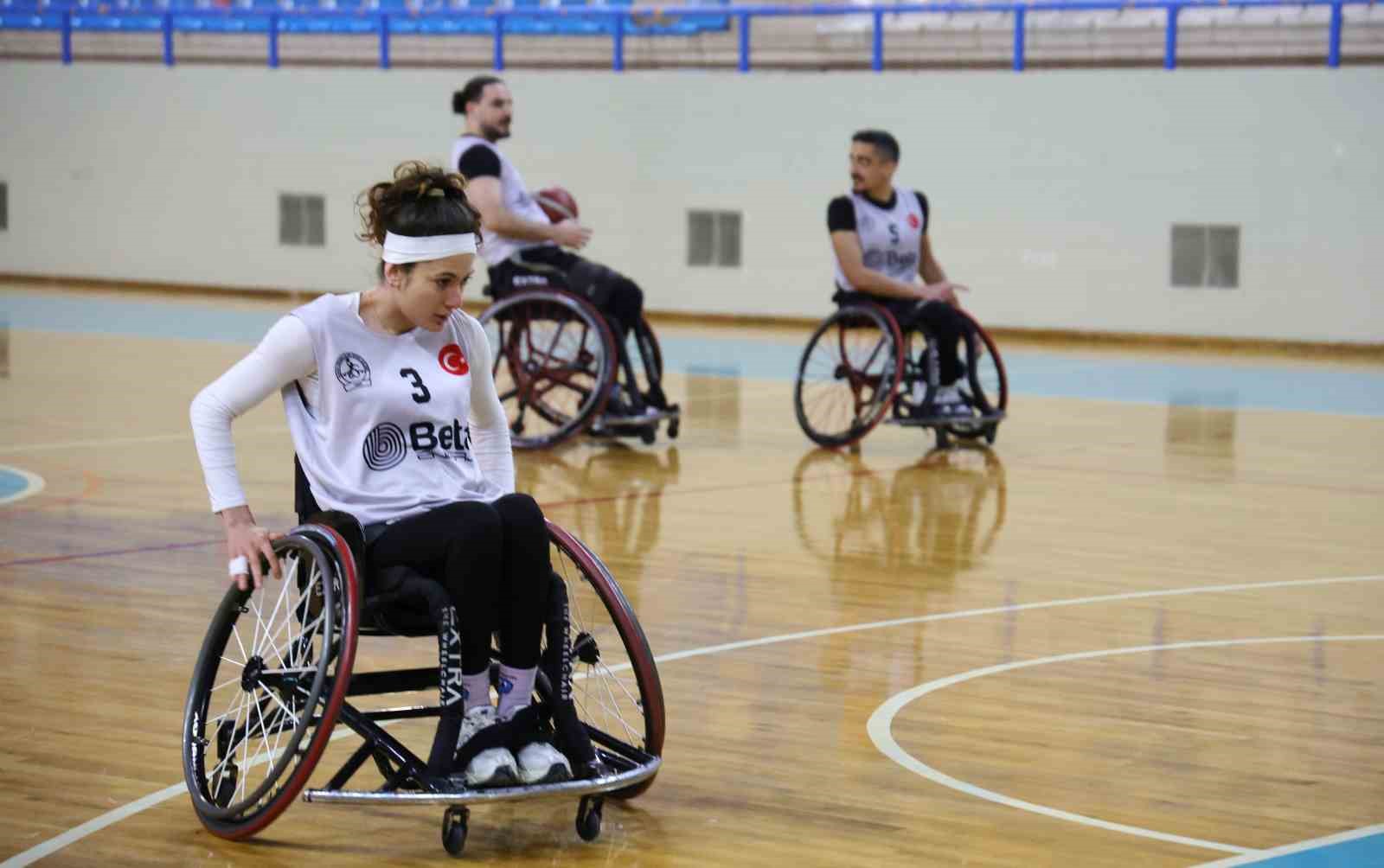 motosiklet kazasinda engelli kalan genc kiz hayata basketbolla tutundu 0 YtEaw1JR