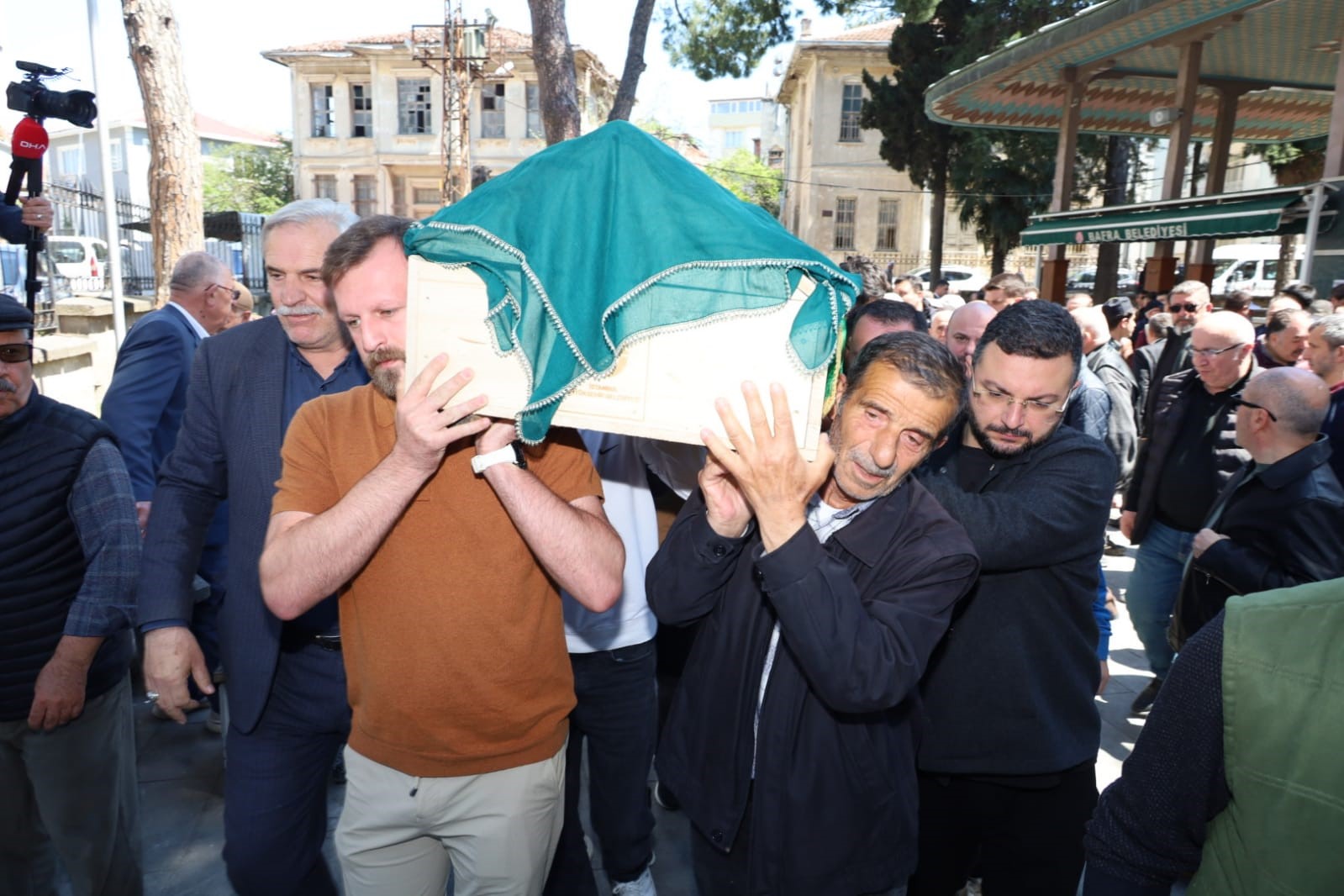 Motosiklet kazasında hayatını kaybeden 17 yaşındaki Ela son yolculuğuna uğurlandı 4 motosiklet kazasinda hayatini kaybeden 17 yasindaki ela son yolculuguna ugurlandi 0 nTQEI4mT