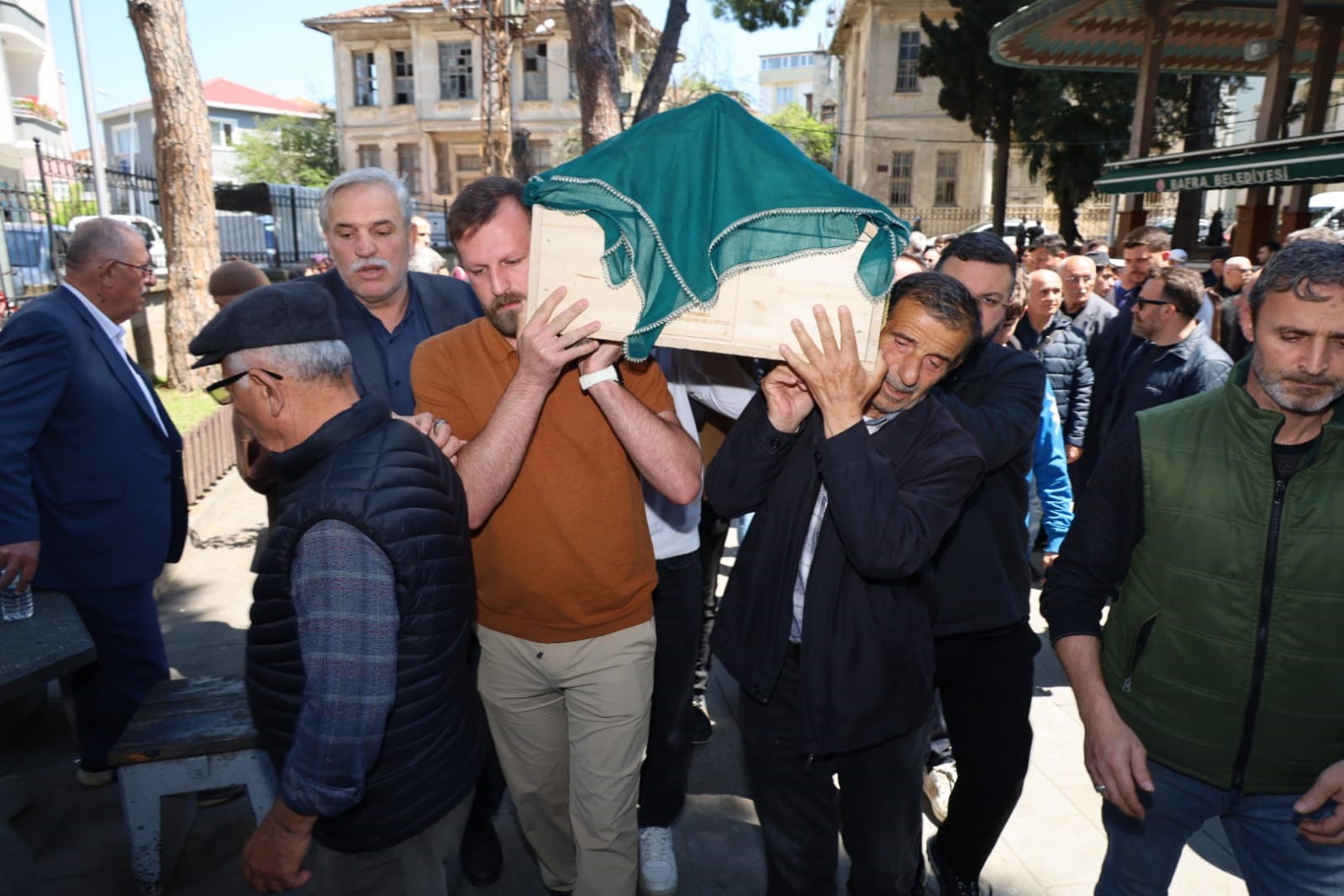 Motosiklet kazasında hayatını kaybeden 17 yaşındaki Ela son yolculuğuna uğurlandı 5 motosiklet kazasinda hayatini kaybeden 17 yasindaki ela son yolculuguna ugurlandi 1 XFEw8UMq