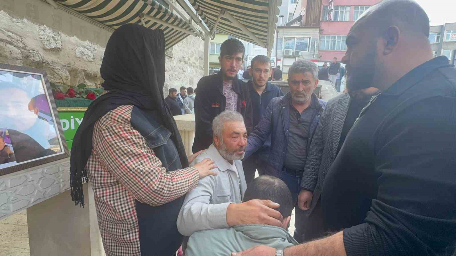 Motosiklet kazasında hayatını kaybeden genç, gözyaşlarıyla son yolculuğuna uğurlandı 4 motosiklet kazasinda hayatini kaybeden genc gozyaslariyla son yolculuguna ugurlandi 0