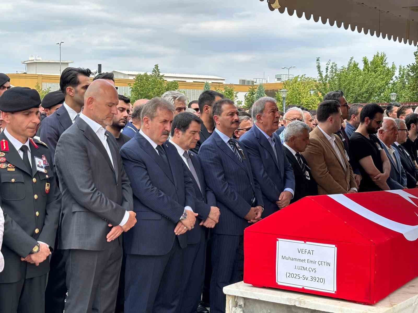 Motosiklet kazasında vefat eden Uzman Çavuş Çetin son yolcuğuna uğurlandı 4 motosiklet kazasinda vefat eden uzman cavus cetin son yolcuguna ugurlandi 0 tOe4bpCH