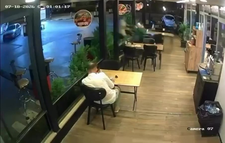 Motosiklet lokantada oturan müşteriye çarptı 4 motosiklet lokantada oturan musteriye carpti 0 TWLa8r11