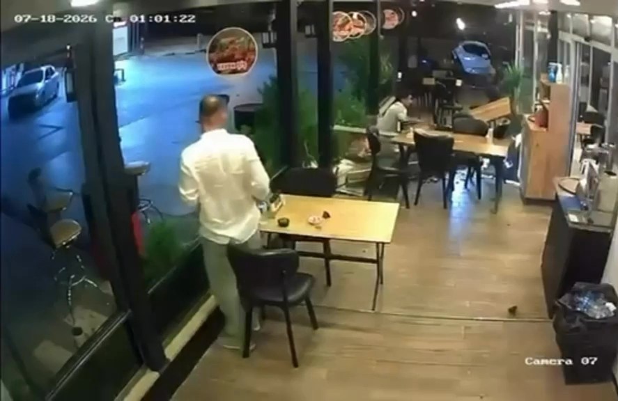 Motosiklet lokantada oturan müşteriye çarptı 5 motosiklet lokantada oturan musteriye carpti 1 MXXcPgwB