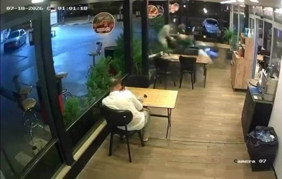 Motosiklet lokantada oturan müşteriye çarptı 6 motosiklet lokantada oturan musteriye carpti 2 G6KtASqX