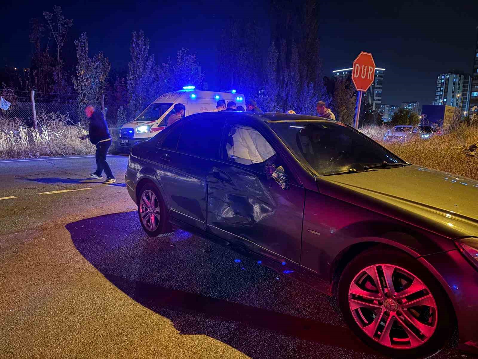 motosiklet otomobile carpti 1i agir 4 yarali 0 mAyyiGMV