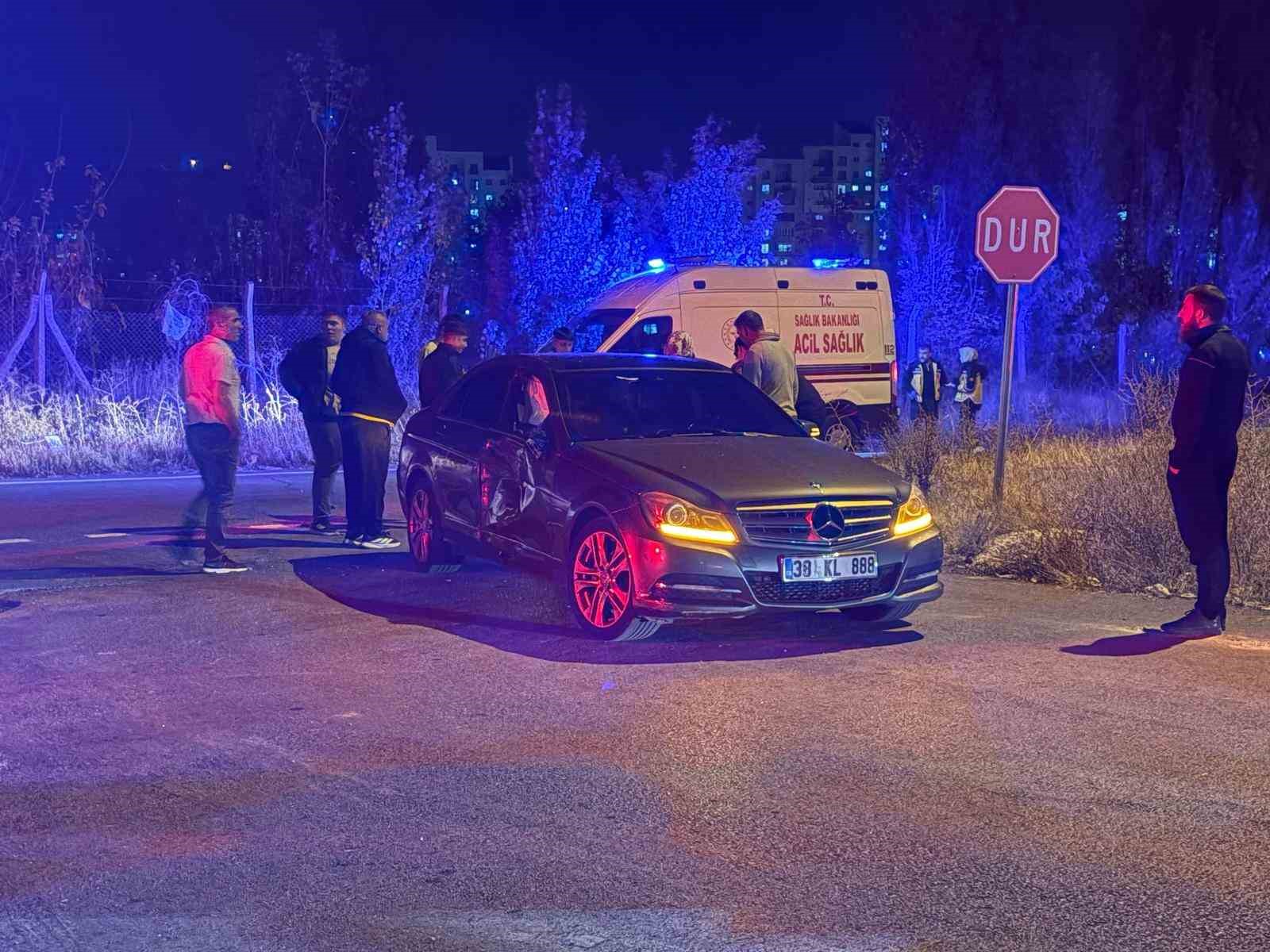 motosiklet otomobile carpti 1i agir 4 yarali 1 ENsYHECA