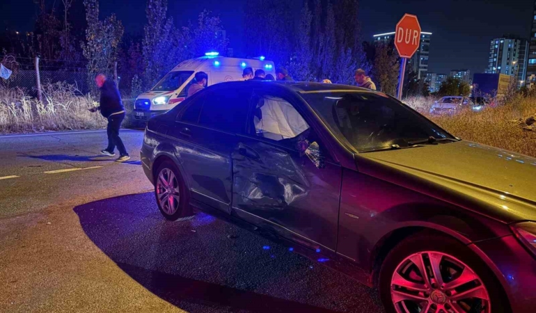 motosiklet-otomobile-carpti-1i-agir-4-yarali-ZSKTTOuQ.jpg