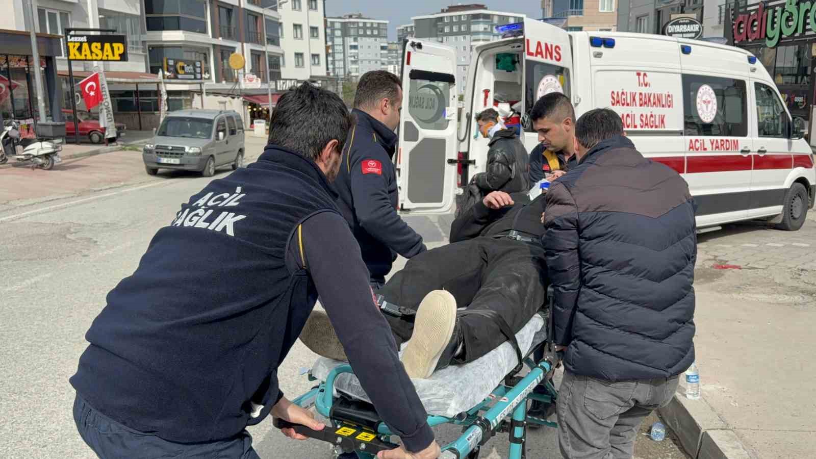 motosiklet otomobile carpti 2 kardes yaralandi 1 UDHjUC9Y