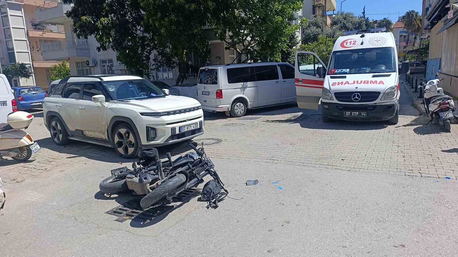 Motosiklet otomobile çarptı , o anlar güvenlik kamerasına yansıdı:1 yaralı 4 motosiklet otomobile carpti o anlar guvenlik kamerasina yansidi1 yarali 0 crGkshUy