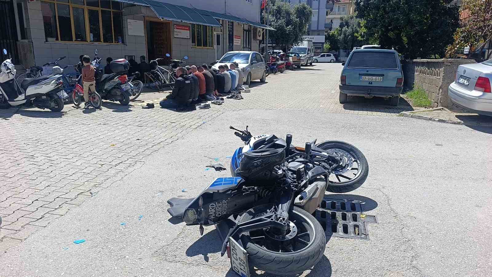 Motosiklet otomobile çarptı , o anlar güvenlik kamerasına yansıdı:1 yaralı 6 motosiklet otomobile carpti o anlar guvenlik kamerasina yansidi1 yarali 2 hucCmZc3