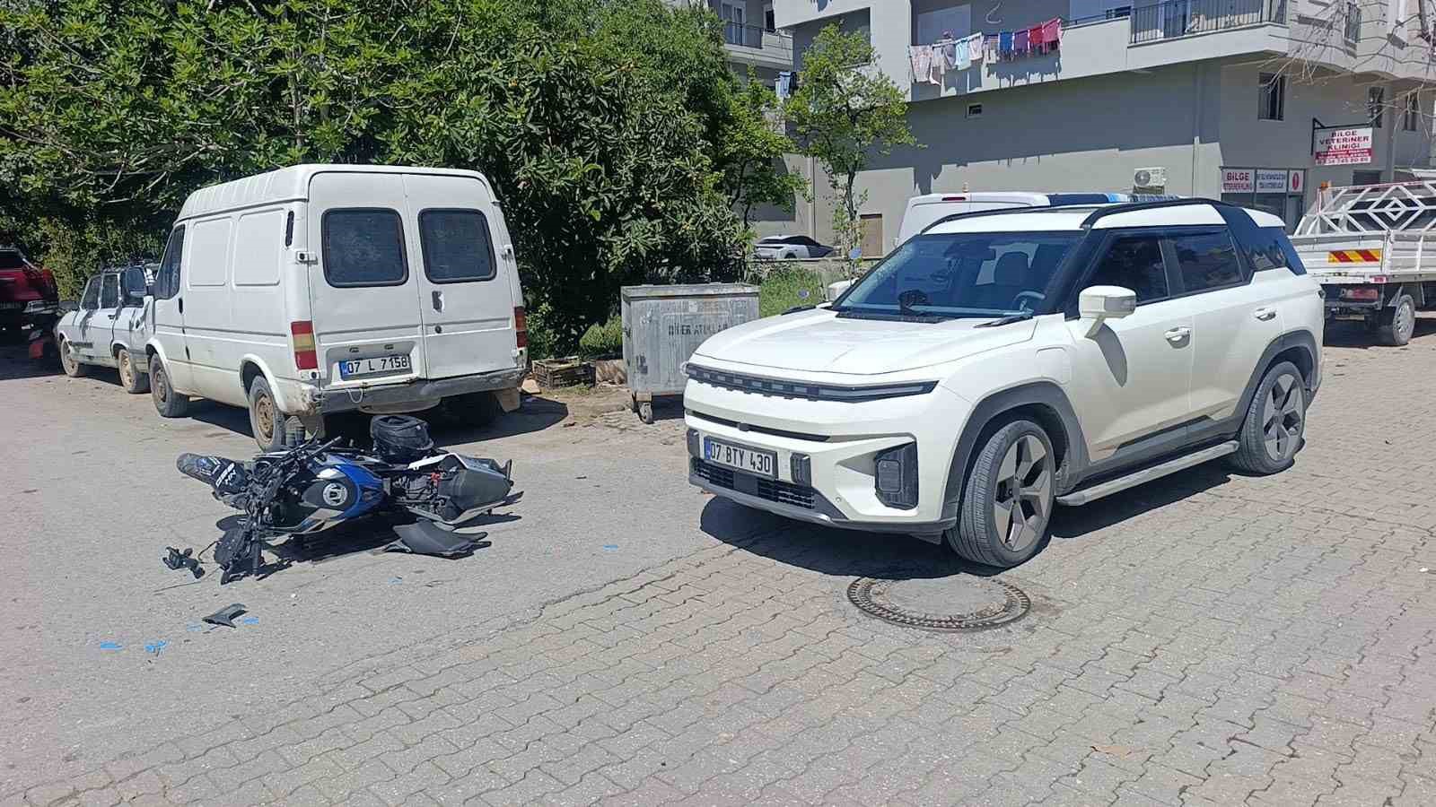 Motosiklet otomobile çarptı , o anlar güvenlik kamerasına yansıdı:1 yaralı 7 motosiklet otomobile carpti o anlar guvenlik kamerasina yansidi1 yarali 3 llHgmI2d